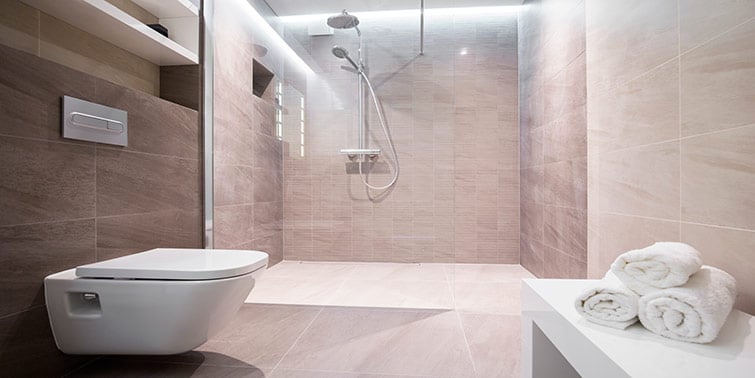 reforma de baño con sanitario suspendido
