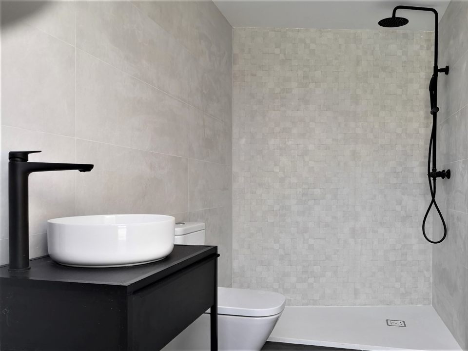 Reforma de baño en chalet con estilo minimalista en Valencia